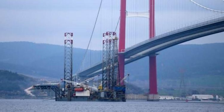 120 metrelik platform Çanakkale Köprüsü’nün altından geçirildi