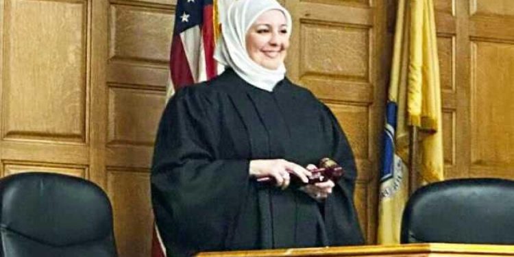 ABD’nin ilk başörtülü yargıcı, Kur’an’a el basıp görevine başladı