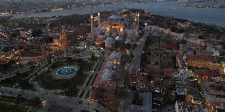 Ayasofya-i Kebir Cami-i Şerifi’nde avlusunda vatandaşlar ilk orucunu açtı