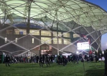 Cezaya rağmen takımlarını yalnız bırakmadılar!