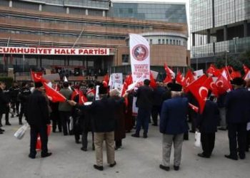 CHP’ye büyük tepki! Genel Merkez önünde protesto!