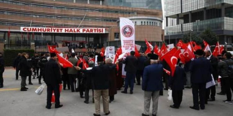 CHP’ye büyük tepki! Genel Merkez önünde protesto!