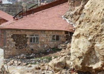 Dağlardan kopan dev kayalar evlere ağır hasar verdi