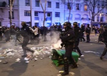 Fransa yanıyor: Macron kıl payı kurtuldu