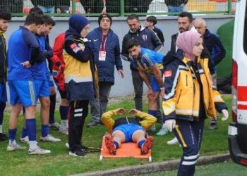 Futbolcunun diz kapağı çıktı! Maç sonu ortalık karıştı