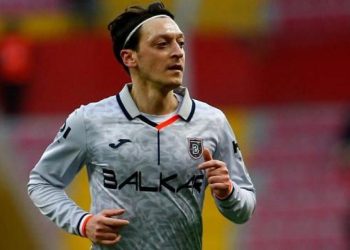 İspanyol basını: Mesut Özil, sürpriz bir kararla futbolu bıraktı