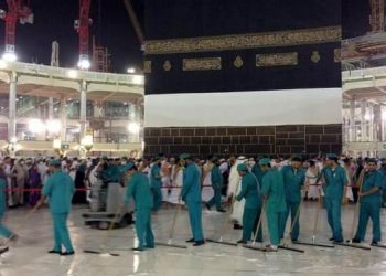 Kabe’yi temizleyen görevlilerden depremzedelere duygulandıran yardım