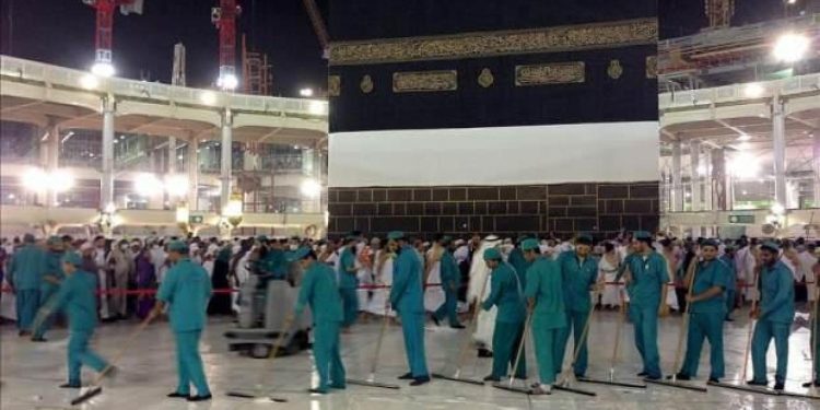 Kabe’yi temizleyen görevlilerden depremzedelere duygulandıran yardım