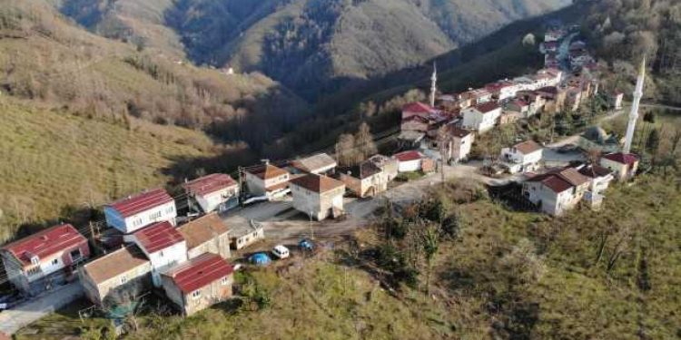 Karadeniz fıkrası gibi mahalle! Kapı komşusu olsalar da 2 dakika farkla iftar açıyorlar