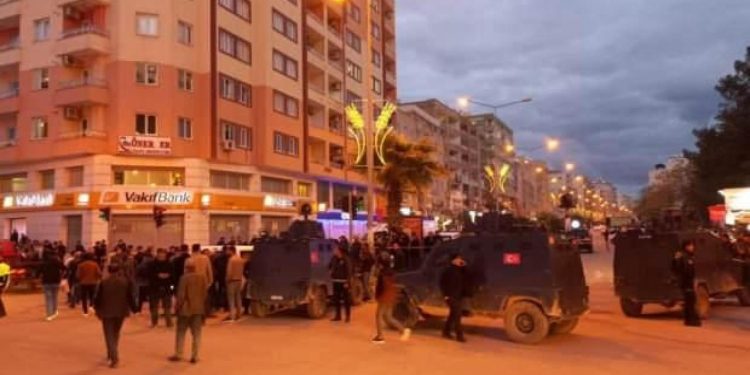 Kırmızı ışıkta bekleyen araca silahlı saldırı: 2 ölü, 1 yaralı