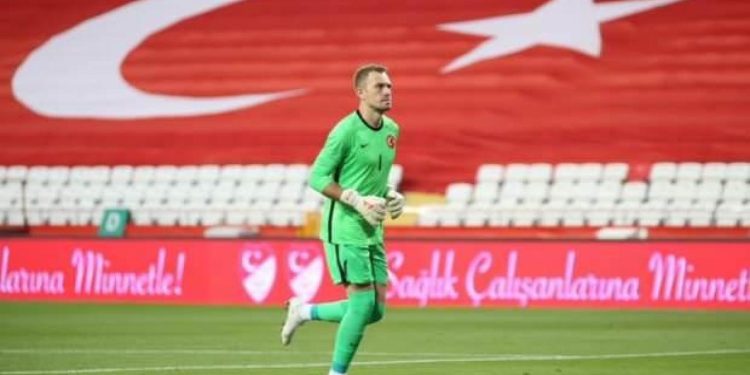 Mert Günok’tan rekabet açıklaması! “Her kalecinin…”