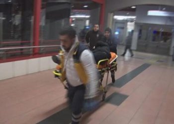 Metroda dehşet! 2 kişi bıçaklandı