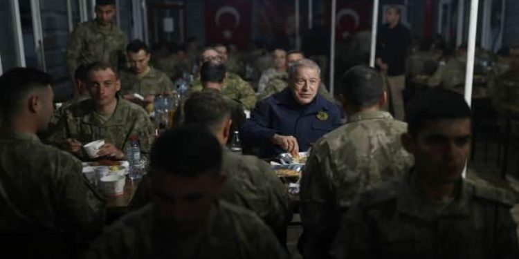 Milli Savunma Bakanı Akar, ilk iftarı Mehmetçik ile yaptı