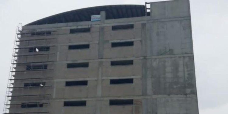 Molozların altında kalan inşaat işçisi hayatını kaybetti