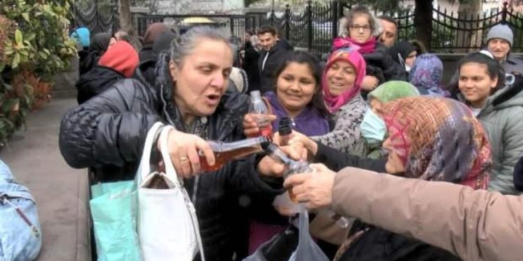 Oruç Baba Türbesi’ne gelenlerden tuhaf gelenek