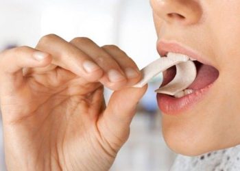 Oruç tutarken sakız çiğnemek orucu bozar mı? Aromasız sakız orucu bozar mı Diyanet…