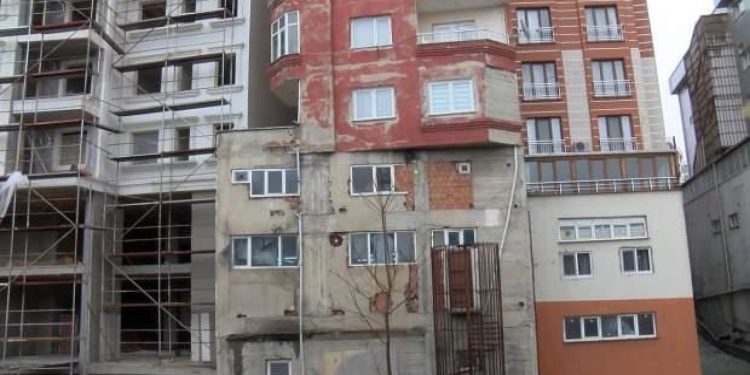 Sosyal medyada günlerce konuşulan Bağcılar’daki bina yıkılıyor