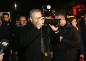 Taksim’de gazeteciler poz verdi Vali Yerlikaya çekti
