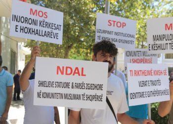 Arnavutluk’ta FETÖ protestosu