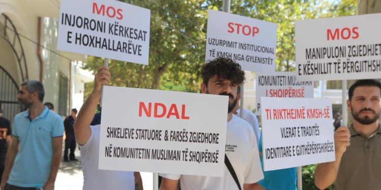 Arnavutluk’ta FETÖ protestosu