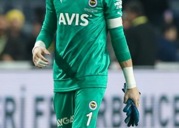 Manchester United, Altay Bayındır’ın kararını bekliyor