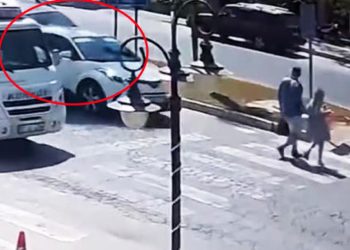 Kurallara uyup yaya geçidindeki yolculara yol verdi, 3 araç zincirleme kaza yaptı