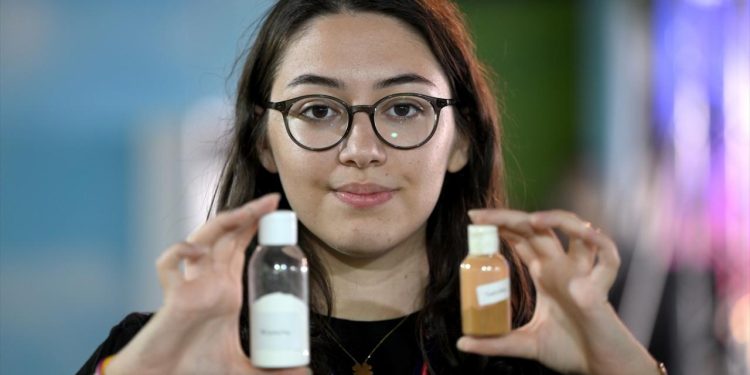 Meşe palamudundan plastikten 20 kat daha dayanıklı plastik üretti TEKNOFEST birincisi oldu