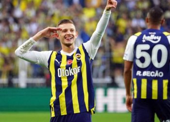 Szymanski, Alex de Souza’yı yakaladı!