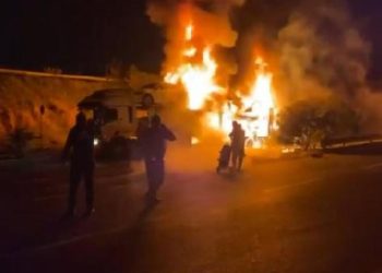 Tuzla’da elektrikli otomobiller alev alev yandı