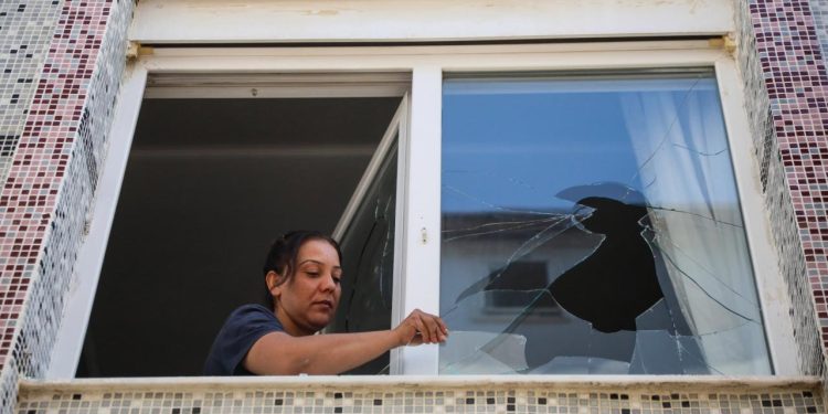 Engelli oğlu ile yaşayan kiracısını tahliye etmek istedi: Camlarını kırdı