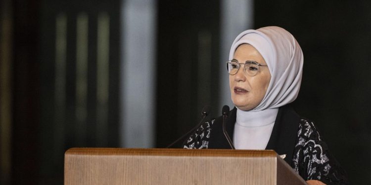 Emine Erdoğan’dan Filistinli çocuklara yardım eli