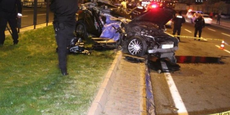 Milli sporcu, hurdaya dönen otomobilden sağ çıkamadı!