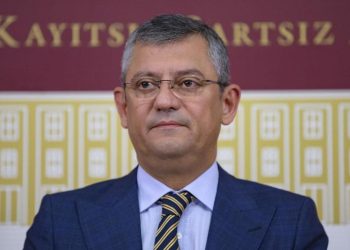 Özgür Özel’den koltuğuna yapışan Kılıçdaroğlu’na ‘düğün’ göndermesi